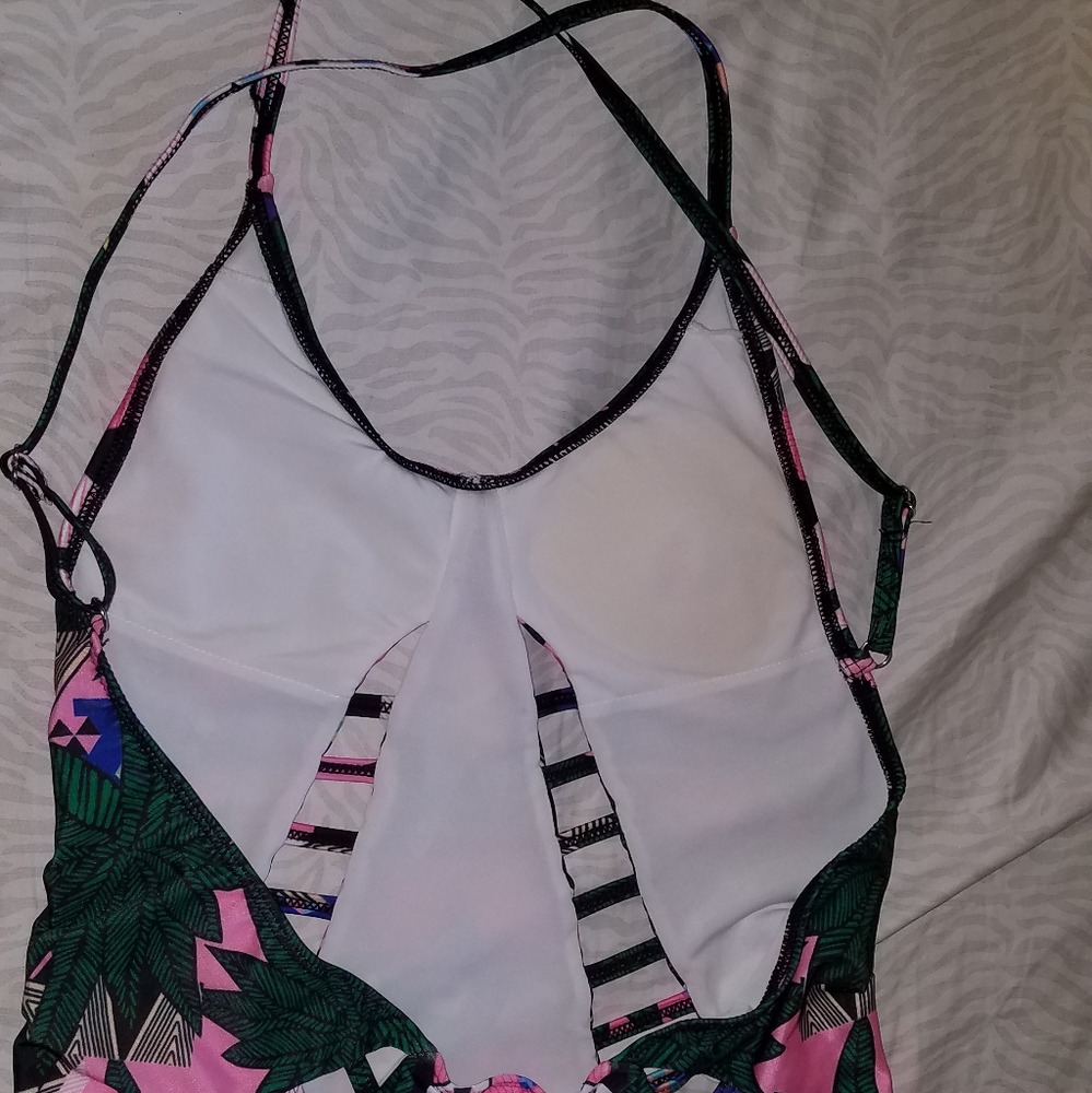 Geometric One piece - Picture 5 of 5
